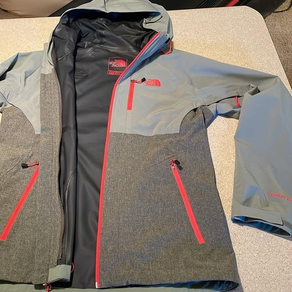 North Face Women’s Thermoball 3-in-1 Parka. Size Medium. Green/Pink - Picture 9 of 10